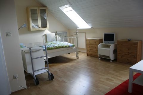 Zimmer 1: Dachzimmer mit elektrisch verstellbarem Bett, Kommode und Fernseher