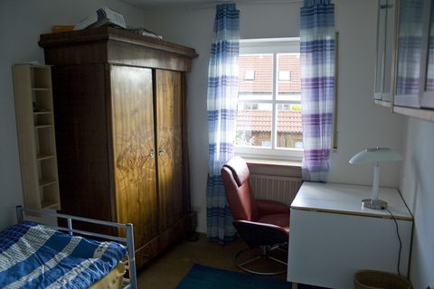 Zimmer 2: Einzelbett, großer Holzschrank, Schreibtisch und Fenster