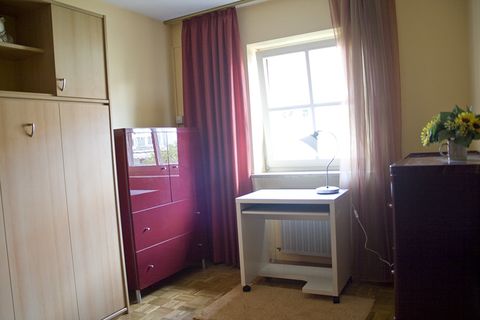 Zimmer 3: Fenster mit Vorhang, Einbauschrank und rote Kommode