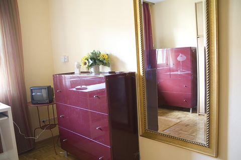 Zimmer 3: Kommode mit Blumenstrauß und großem Spiegel
